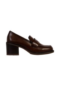 Brune læder hæl loafers med en rund tå, der har en dekorativ rem og en tekstureret blokhælf. Sål er flad og mørk.