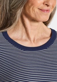 Gestreifter Strickpullover in Marineblau und Creme mit rundem Ausschnitt und strukturiertem Stoff, der eine Kombination aus glatten und gerippten Mustern hervorhebt.