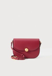 Dieprode leren crossbodytas met een gebogen ontwerp, sluiting met een goudkleurige knoop en verstelbare riem. Gladde textuur met een minimalistische uitstraling.