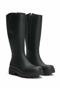 Bottes en caoutchouc noires montantes avec une fermeture éclair sur le côté, surface texturée et semelle épaisse et durable pour une meilleure traction.
