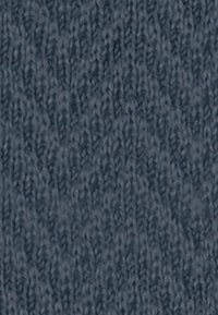 Tissu tricoté en bleu foncé. Motif texturé avec des crêtes et des vallées alternées et uniformes. Apparence douce avec un léger brillant.