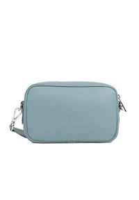 Borsa a tracolla in pelle azzurro chiaro con forma rettangolare, superficie texturizzata, hardware argentato e tracolla regolabile.