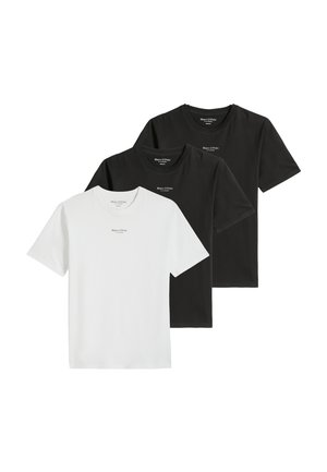Tre Marc O'Polo t-shirts, to sorte og én hvid, arrangeret overlappende mod en hvid baggrund.