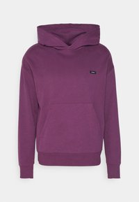 Pully hoodie in effen paarse katoen, met een kangoeroezak, geribde manchetten en een klein zwart logo-label op de borst.