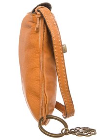 Orange læderclutch med en flad, rund form. Har en stikning i kanten, et lille håndtag og en nøgleringe-fastgørelse med dekorativ accent.