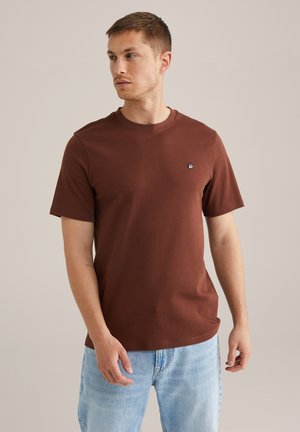 T-shirt marron à manches courtes en coton doux, avec un col rond et un petit logo brodé sur la poitrine.
