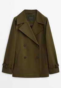 Trench-coat double boutonnage vert olive avec larges revers, boutons noirs, poches latérales et accents à boucle réglables sur les manches.