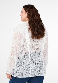 Zizzi MIT RÜSCHENDETAIL - Blúzka so zapínaním na gombíky - snow white