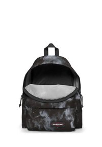 Mochila negra con estampado de galaxia, que cuenta con un gran bolsillo frontal, correas ajustables y un asa superior para llevarla fácilmente.