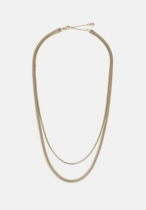 Podwójny naszyjnik z łańcuszka w kolorze złotym z cienkimi i grubymi teksturowanymi ogniwami oraz regulowanym zapięciem na karabińczyk na białym tle.