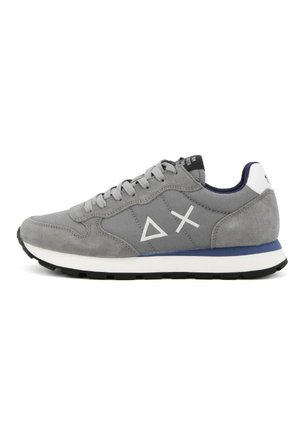 Sneaker atletica in suede grigio con logo bianco, dettagli blu navy e suola bianca a contrasto. Presenta un design con lacci e una parte superiore testurizzata.