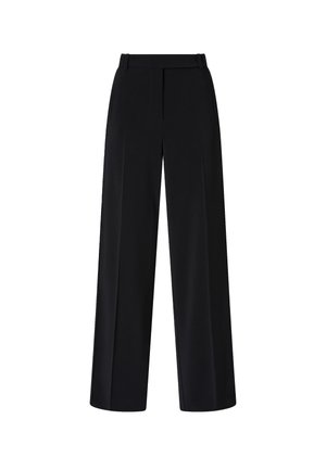 Zwart broek met wijd uitlopende pijpen en een gladde textuur, voorzien van plooi aan de voorkant, een op maat gemaakte tailleband en zonder zichtbare sluitingen of versieringen.