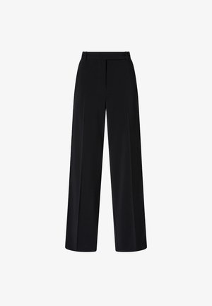 Zwart broek met wijd uitlopende pijpen en een gladde textuur, voorzien van plooi aan de voorkant, een op maat gemaakte tailleband en zonder zichtbare sluitingen of versieringen.