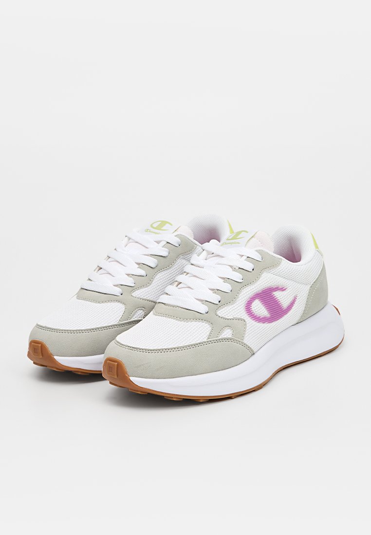 Zapatillas deportivas blancas con acentos de ante gris, paneles de malla, logo morado y una suela de goma. Presentan cordones blancos y detalles en verde neón.
