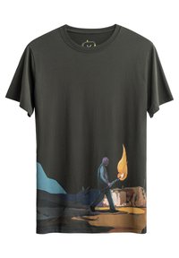 T-shirt in cotone verde scuro con stampa grafica di una persona che tiene una torcia, con colori vivaci e forme astratte in basso.