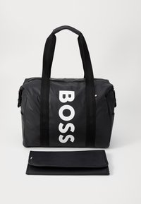 Črn športni nahrbtnik iz teksturirane tkanine z velikim belim logotipom "BOSS". Ima trdne črne ročaje in priložen ravni žep.