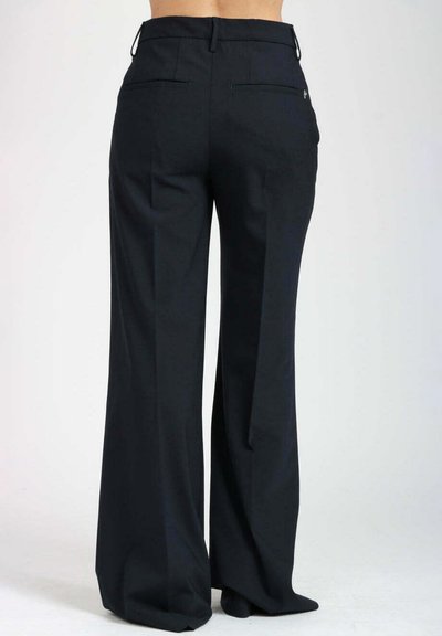 Pantaloni neri a gamba larga con vita alta, in tessuto liscio e con tasche posteriori. Progettati per una vestibilità ampia, offrono comfort e libertà di movimento.