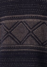 Dunkel gestrickter Stoff mit strukturierten Diamanten und horizontalen Streifenmustern in kontrastierenden hellbeigen Garnen.