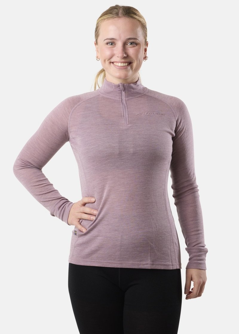 Maglietta a maniche lunghe di colore lilla, con collo alto, zip a metà e dettagli del logo. Tessuto liscio con un design leggermente aderente, adatta per essere indossata a strati.