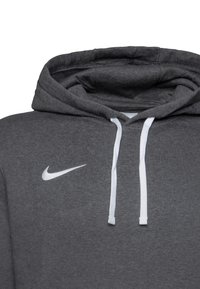 Grau Sweatshirt mit Kapuze, ausgestattet mit einem weißen Nike-Logo auf der linken Brust und weißen Kordeln, aus weichem, komfortablem Material.