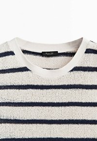 Sweter z dzianiny w poziome granatowo-kremowe paski, okrągły dekolt i luźny splot. Metka widoczna na szyi.