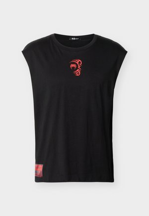 Tricou negru fără mâneci din bumbac, cu un desen grafic roșu pe piept și o etichetă roșie cu text pe tivul inferior.