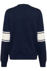 Námořnický modrý pletený svetr s kulatým výstřihem, se širokými bílými vodorovnými pruhy na rukávech a ribkovanými manžetami a spodním lemem.