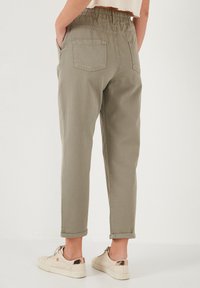 LELA REGULAR FIT - Püksid - light khaki