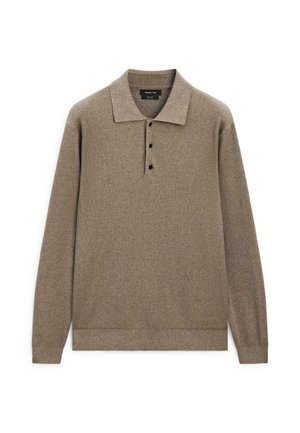 Pull polo en maille marron à manches longues avec col et trois boutons noirs sur la patte de boutonnage, posé à plat sur fond blanc.