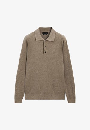 Pull polo en maille marron à manches longues avec col et trois boutons noirs sur la patte de boutonnage, posé à plat sur fond blanc.