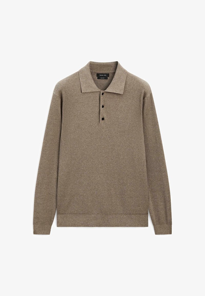 Brauner langärmliger Strick-Polopullover mit Kragen und drei schwarzen Knöpfen auf der Knopfleiste, flach auf weißem Hintergrund liegend.
