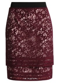 Burgundy spetskjol med svart midjeband, prydd med blommönster och två horisontella tygband vid den undre fållen för extra detalj.