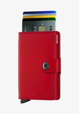 Portafoglio rosso in pelle con chiusura a scatto, dotato di un portacarte con diversi documenti parzialmente visibili. Brandizzazione sul lato. Texture liscia.