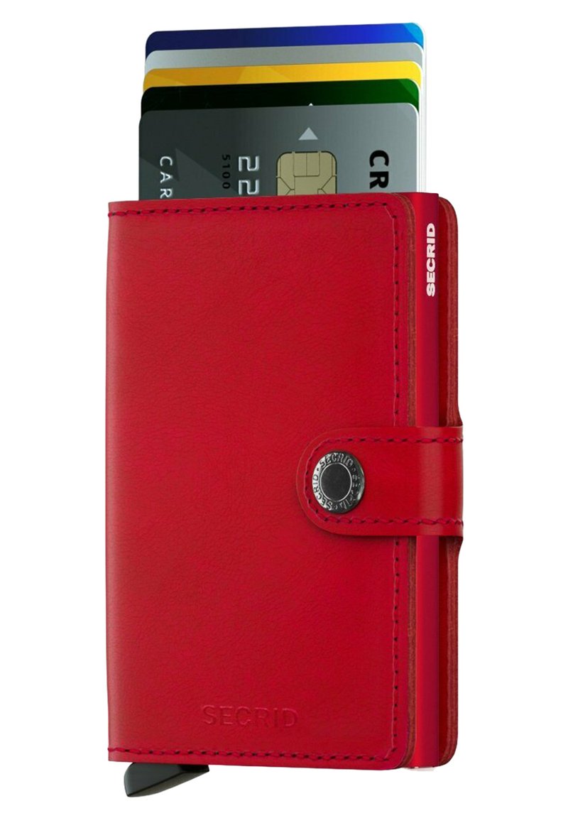 Cartera de cuero rojo con cierre a presión, que cuenta con un tarjetero donde se ven parcialmente varias tarjetas. Marca en el lateral. Textura suave.