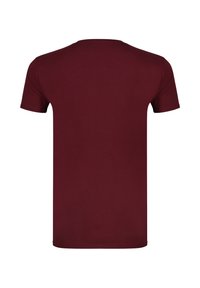 Απλό μπορντό κοντομάνικο T-shirt με στρογγυλή λαιμόκοψη, εμφανίζεται από πίσω σε λευκό φόντο.