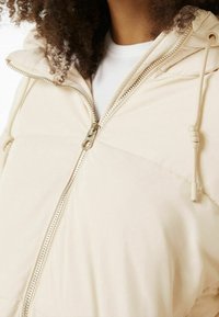 Bershka Chaqueta de invierno - off-white