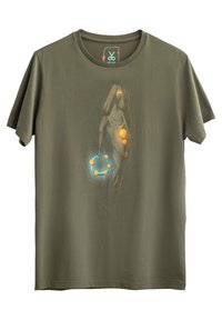 Olijfgroene katoenen T-shirt met een centrale afbeelding van een figuur met blauwe en oranje cirkelaccenten, zachte textuur en korte mouwen.