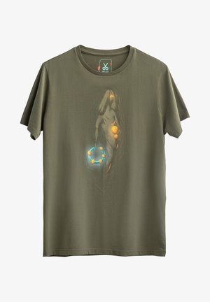 Olijfgroene katoenen T-shirt met een centrale afbeelding van een figuur met blauwe en oranje cirkelaccenten, zachte textuur en korte mouwen.