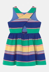 Randig ärmlös klänning med gröna, blå, gula och röda ränder, en korsad ryggdesign och elastisk midja för en utsvängd kjol.