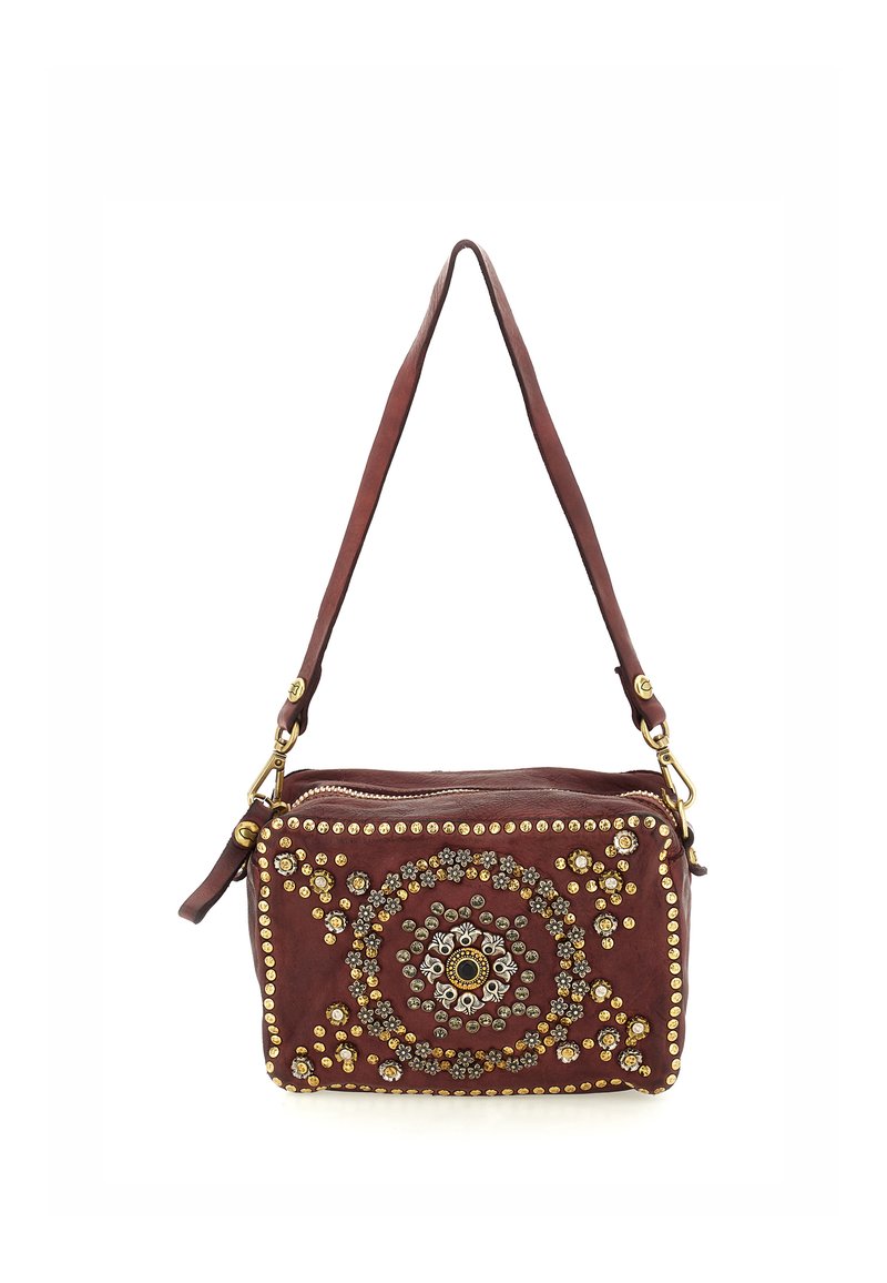 Borsa a tracolla in pelle marocchino con intricate decorazioni di perline e borchie circolari, chiusura con zip e una sottile tracolla.