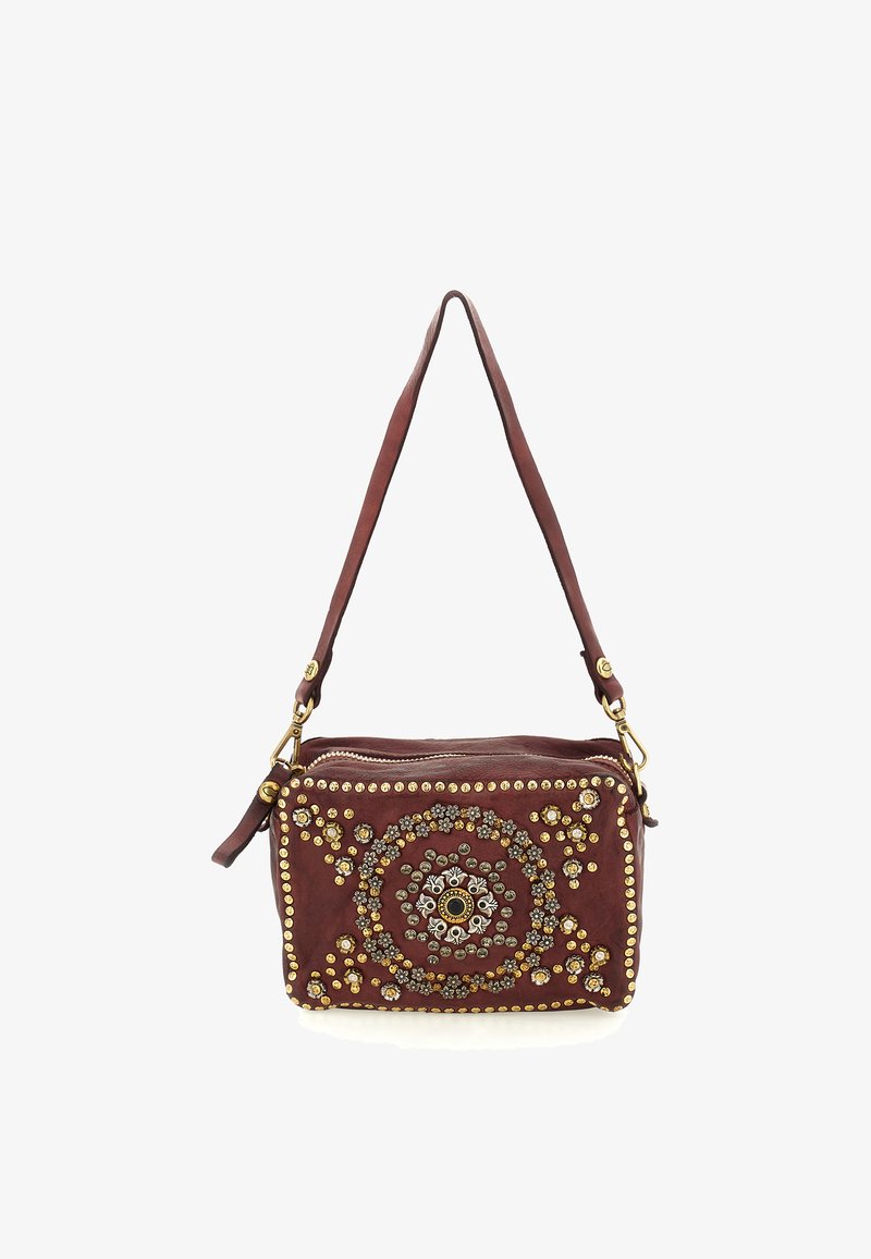 Borsa a tracolla in pelle marocchino con intricate decorazioni di perline e borchie circolari, chiusura con zip e una sottile tracolla.