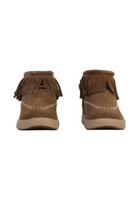 Stivali ankle in suede marrone con dettagli in frange sul colletto, cuciture bianche e suola in gomma di colore chiaro.