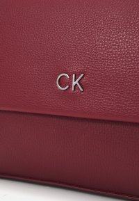 Calvin Klein DAILY SHOULDER BAG PEBBLE - Geantă de mână - biking red