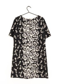 Kortärmad svart klänning med leopardmönster i vita och beige toner, med en dragkedja i ryggen och rund halsringning.