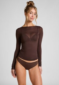 Langemouw bruin top met een doorzichtige halslijn, gecombineerd met bruin low-rise ondergoed. Beide kledingstukken hebben een gladde textuur en een aansluitend ontwerp.