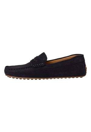 Mocassin en daim bleu marine pour homme, avec semelle en caoutchouc marron et coutures le long du bord supérieur et de la bride sur le dessus.