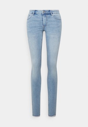 Jeans skinny de tom azul claro feitos de denim, apresentando um design clássico de cinco bolsos, fecho de zip e detalhes de desgaste subtis.