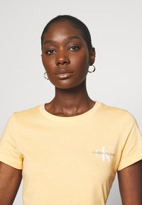 Calvin Klein Jeans MONOLOGO SLIM TEE 2 PACK - T-shirt básica - crushed orange/bright white