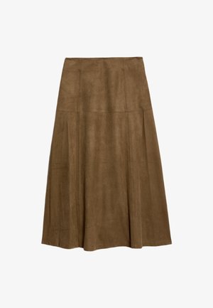 Falda acampanada de ante marrón que presenta una cintura alta, costuras verticales y una textura suave, que cae por debajo de la rodilla con una silueta amplia.