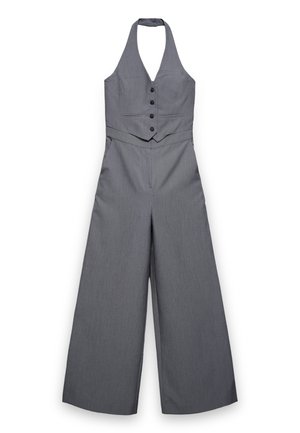 Tuta grigia senza maniche con collo ad anello, pantaloni ampi, parte superiore a gilet con bottoni e vita sagomata.